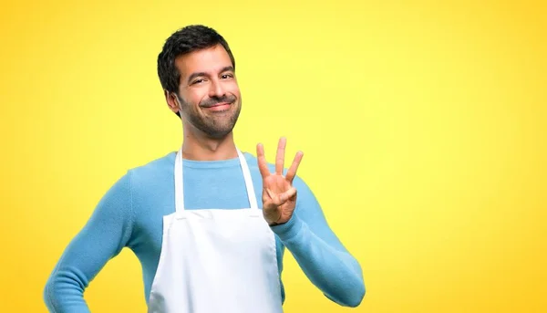 Homem Vestindo Avental Feliz Contando Três Com Dedos Fundo Amarelo — Fotografia de Stock