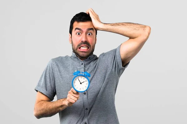 Schöner Mann Mit Vintage Uhr Auf Grauem Hintergrund — Stockfoto