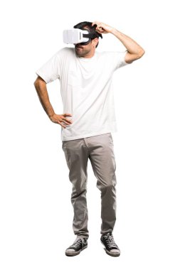 Şüpheleri Vr gözlük kullanan bir adam ile karıştırmayın yüz ifade izole beyaz arka plan üzerinde tam uzunlukta bir atış
