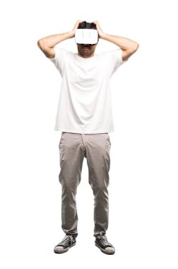 Vr gözlük kullanan bir adam tam uzunlukta bir kadeh eller izole beyaz zemin üzerine kafa alır