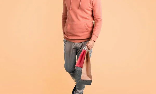 Muž Růžová Mikina Drží Mnoho Nákupních Tašek Při Chůzi Okrové — Stock fotografie