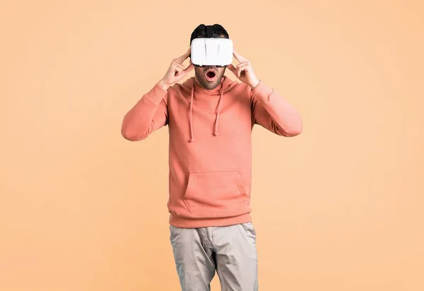 Человек Розовой Толстовке Очках Виртуальной Реальности Опыт Виртуальной Реальности Охерном — стоковое фото