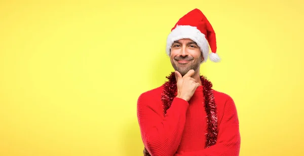 Man Met Rode Kleren Vieren Kerstvakantie Glimlachen Zoek Naar Voorkant — Stockfoto