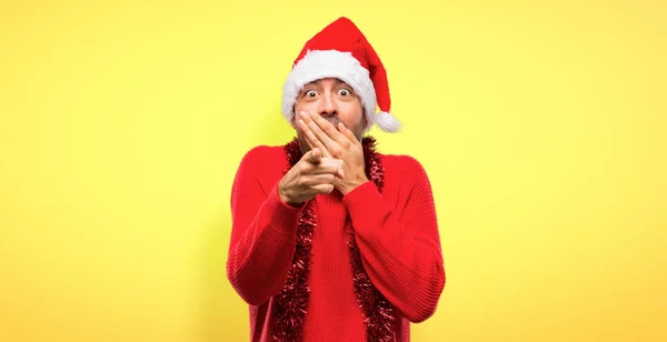 Hombre Con Ropa Roja Celebrando Las Fiestas Navideñas Señalando Con — Foto de Stock