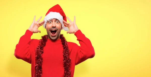 Man Met Rode Kleren Vieren Kerstvakantie Verrast Geschokt Gelaatsuitdrukking Gele — Stockfoto