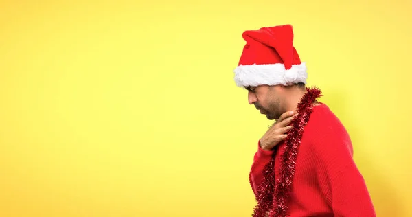 Hombre Con Ropa Roja Celebrando Las Vacaciones Navidad Está Sufriendo —  Fotos de Stock