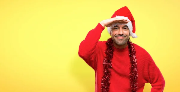 Hombre Con Ropa Roja Celebrando Las Vacaciones Navidad Mirando Lejos —  Fotos de Stock