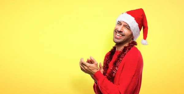 Man Red Clothes Celebrating Christmas Holidays Applauding Presentation Conference Yellow — Stock Photo, Image