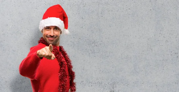 Hombre Con Ropa Roja Celebrando Las Fiestas Navideñas Señala Con — Foto de Stock