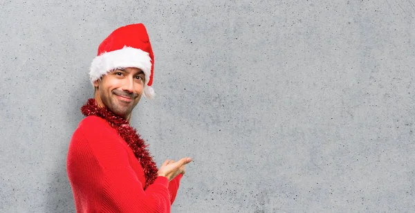 Uomo Con Abiti Rossi Che Celebrano Vacanze Natale Puntando Indietro — Foto Stock