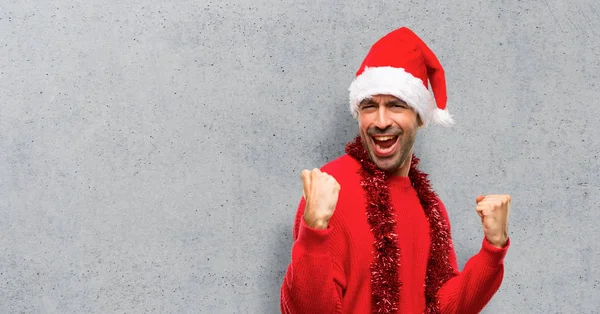 Człowiek Czerwone Ubrania Okazji Świąt Bożego Narodzenia Świętujemy Zwycięstwo Teksturowanej — Zdjęcie stockowe