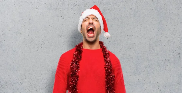 Homem Com Roupas Vermelhas Comemorando Férias Natal Gritando Para Frente — Fotografia de Stock