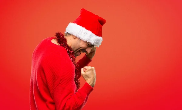 赤い服を着てクリスマスを祝う人の勝利を祝う祝日し 赤の背景に成功にはビックリ — ストック写真