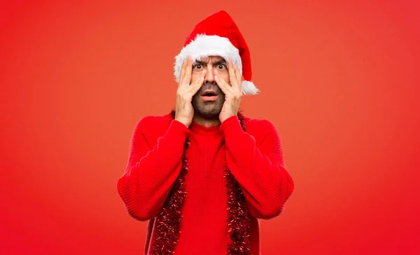 Hombre Con Ropa Roja Celebrando Las Fiestas Navideñas Sorprendido Cubriendo —  Fotos de Stock