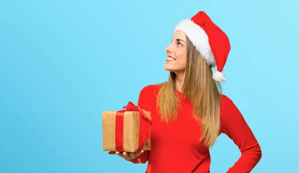 Donna Bionda Vestita Vacanze Natale Posa Con Braccia All Anca — Foto Stock