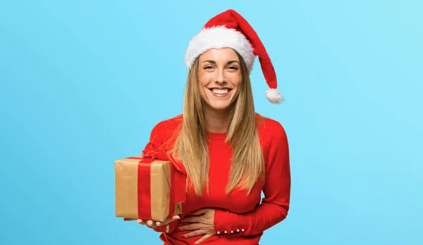 金髪の女性が青の背景に胸に手を置いている間は すごく笑顔クリスマス休暇のドレスアップ — ストック写真