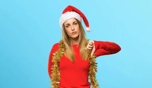 Блондинка Наряженная Рождественские Праздники Показывает Знак Опущенный Палец Негативным Выражением — стоковое фото