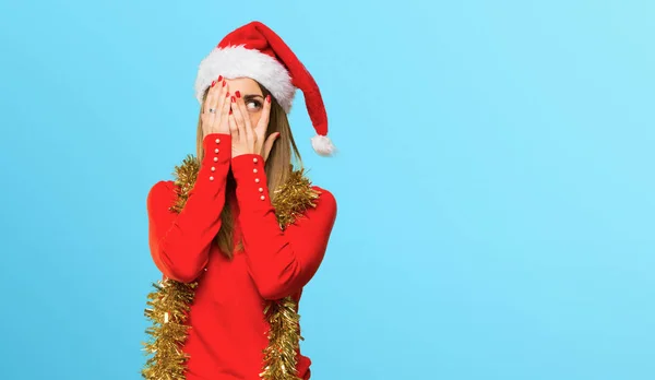 Mulher Loira Vestida Para Natal Feriados Cobrindo Olhos Por Mãos — Fotografia de Stock