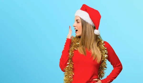 Mulher Loira Vestida Para Férias Natal Bocejando Cobrindo Boca Com — Fotografia de Stock