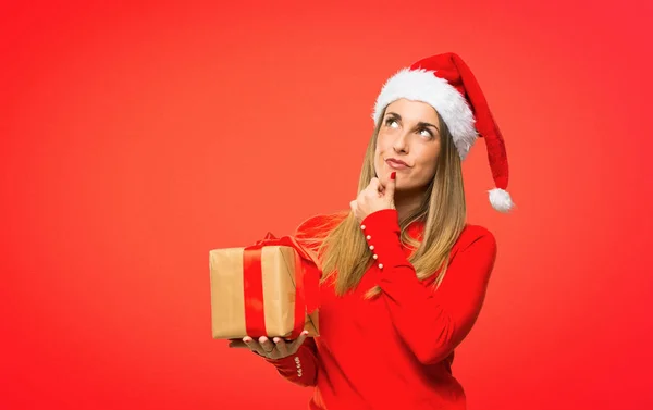 Mujer Rubia Vestida Para Las Vacaciones Navidad Pensando Una Idea —  Fotos de Stock