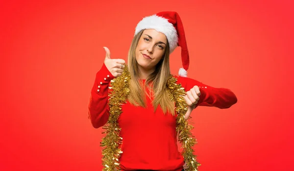 Femme Blonde Habillée Pour Les Vacances Noël Faisant Signe Bon — Photo