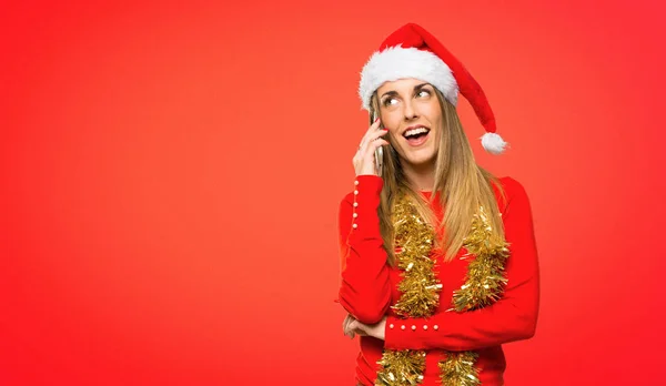 Mulher Loira Vestida Para Férias Natal Mantendo Uma Conversa Com — Fotografia de Stock