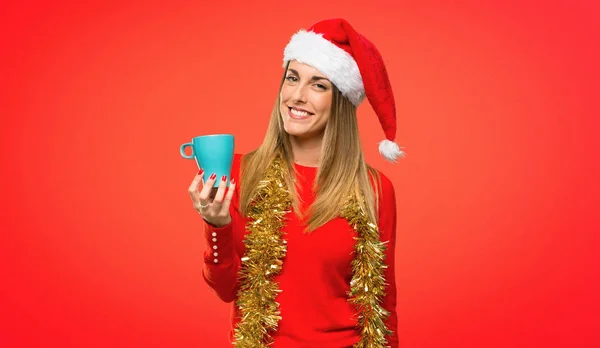 Mulher Loira Vestida Para Natal Feriados Segurando Café Quente Taça — Fotografia de Stock