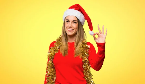 Блондинка Наряженная Рождественские Праздники Показывает Знак Пальцами Желтом Фоне — стоковое фото