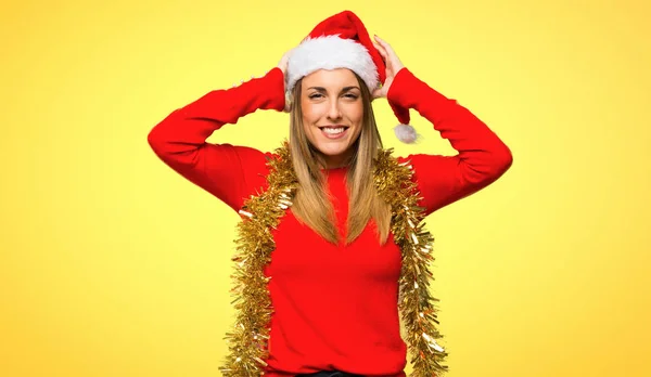 Donna Bionda Vestita Vacanze Natale Prende Mani Sulla Testa Perché — Foto Stock