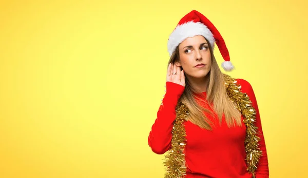 Femme Blonde Habillée Pour Les Vacances Noël Écoutant Quelque Chose — Photo
