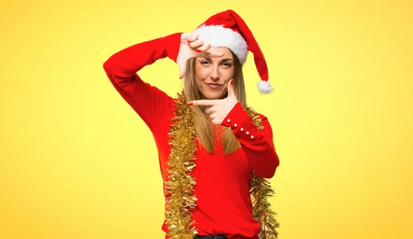 Donna Bionda Vestita Vacanze Natale Concentrandosi Viso Simbolo Incorniciatura Sfondo — Foto Stock