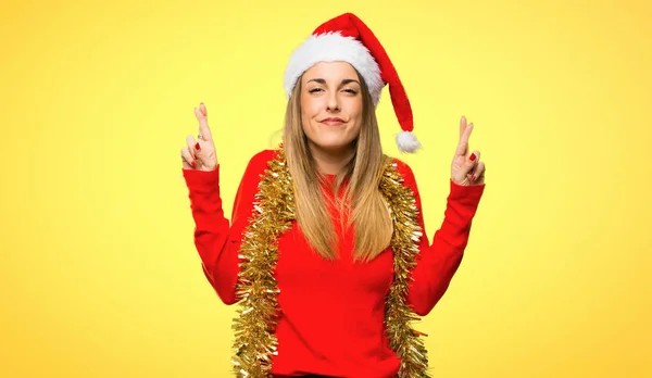 Donna Bionda Vestita Vacanze Natale Con Dita Incrociate Augurando Meglio — Foto Stock