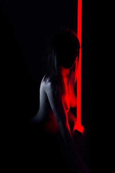 ネオンの明かりで裸の若い女性 — ストック写真