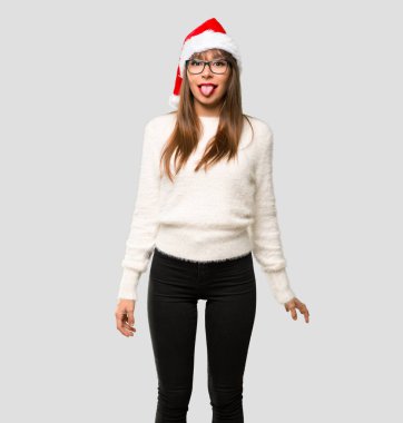 Komik göz izole gri arka plan üzerinde olan kamera dil gösterilen Noel tatili kutlama ile kız