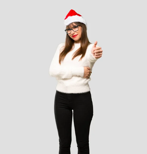 Девушка Празднующая Рождественские Праздники Подает Большой Палец Вверх Улыбается Изолированном — стоковое фото