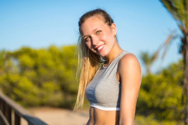 Parkta egzersiz yaparak genç spor kadın