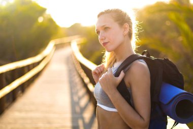 Parkta egzersiz yaparak genç spor kadın