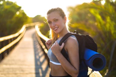 Parkta egzersiz yaparak genç spor kadın