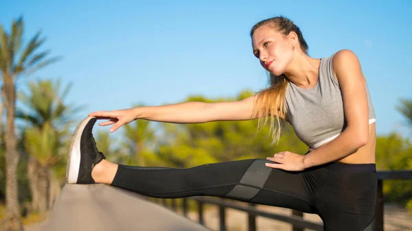 Ung Sport Kvinna Gör Träning Och Stretching Utomhus — Stockfoto