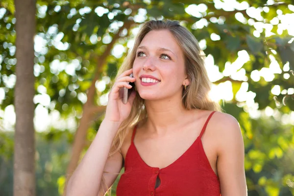 Giovane Ragazza Bionda Mantenere Una Conversazione Con Telefono Cellulare Con — Foto Stock