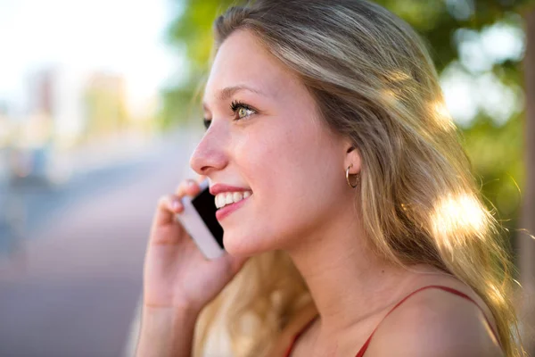 Giovane Ragazza Bionda Mantenere Una Conversazione Con Telefono Cellulare Con — Foto Stock