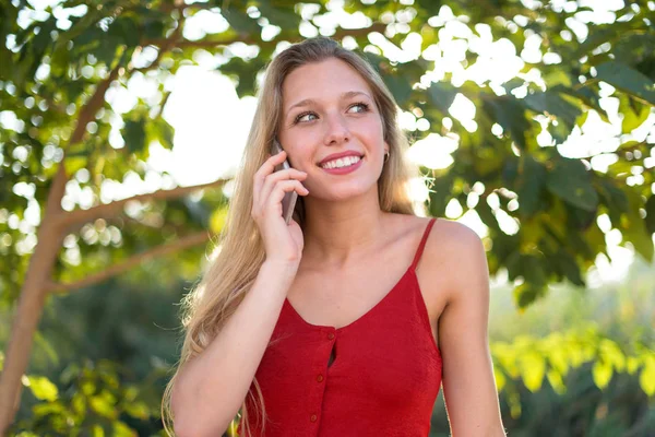 Giovane Ragazza Bionda Mantenere Una Conversazione Con Telefono Cellulare Con — Foto Stock