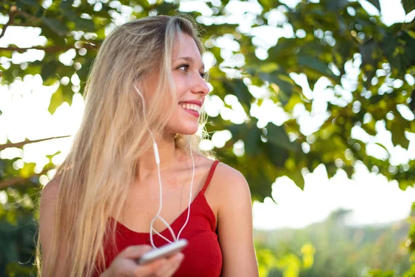 Chica Rubia Joven Escuchando Música Con Auriculares — Foto de Stock