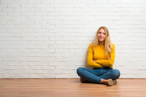 Young Girl Sitting Floor Keeping Arms Crossed Lateral Position While — Stock Photo, Image