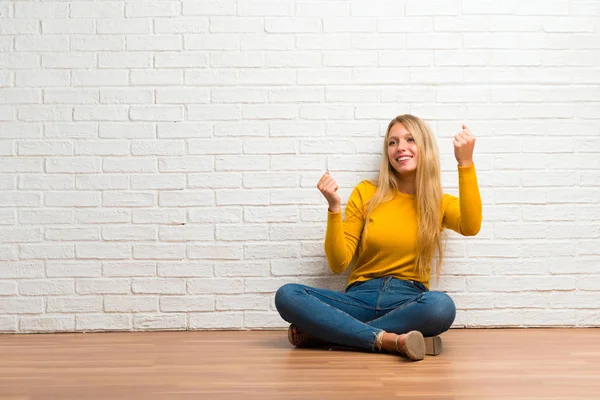 Jong Meisje Zittend Vloer Vieren Een Overwinning Blij Voor Een — Stockfoto