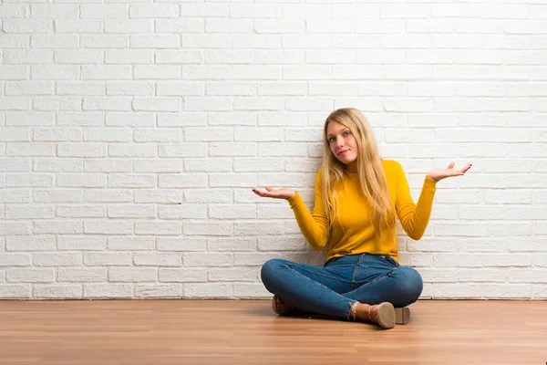 Junges Mädchen Sitzt Auf Dem Boden Und Macht Eine Geste — Stockfoto