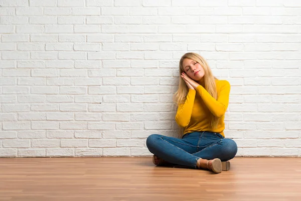 Jeune Fille Assise Sur Sol Faisant Geste Sommeil Adorable Expression — Photo