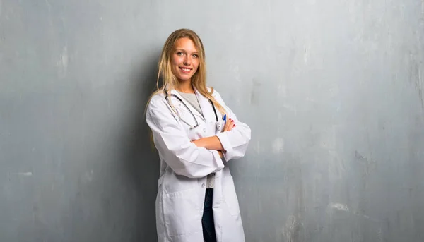 Unga Läkare Kvinna Att Hålla Armarna Korsade Lateral Position Medan — Stockfoto