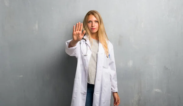 Ung Läkare Kvinna Gör Stopp Gest Med Handen Att Förneka — Stockfoto