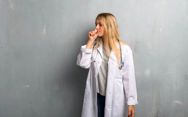 Unga Läkare Kvinna Lider Hosta Och Mår Dåligt — Stockfoto